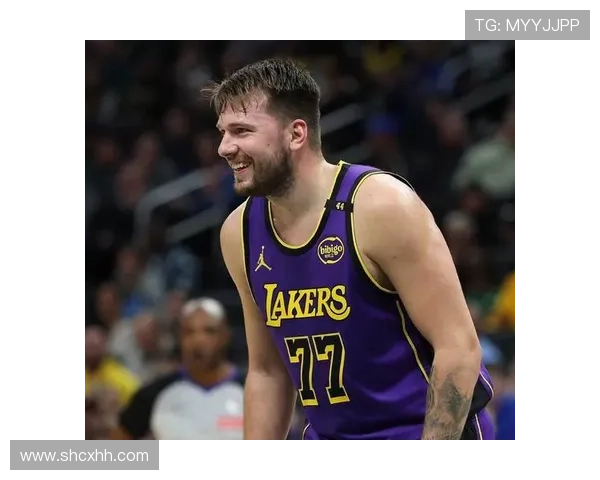 德隆谈东契奇与詹姆斯关系不佳未扶摔倒事件引发热议